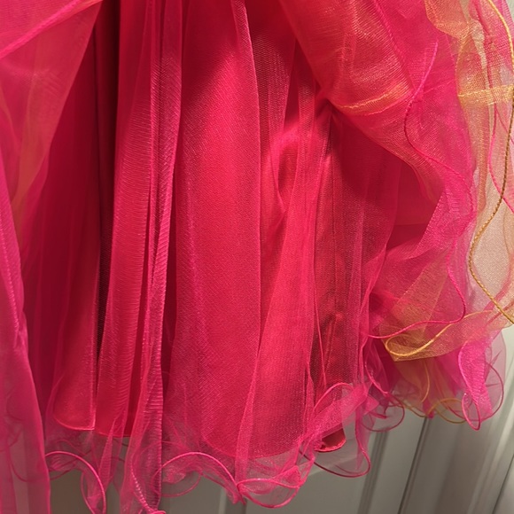 A beautiful BARBIE PINK STRAPLESS DRESS - Picture 5 of 7